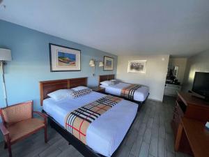 Quadruple Room with Two Queen Beds - Smoking room in Royale Inn