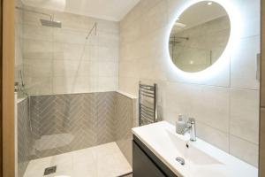 Stylish 2 Bed Flat in Holland Park Notting Hill
