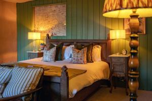 Superior Queen Room Monmouth- George Inn room in The George Inn & Plaine