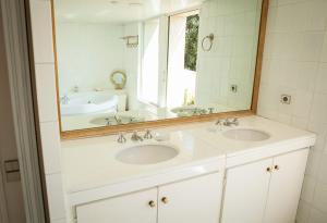 Villas LOU MAS SOUBRAN VI2083 by RIVIERA HOLIDAY HOMES : photos des chambres