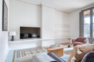 Blueground La Dreta de lEixample balcony BCN-85