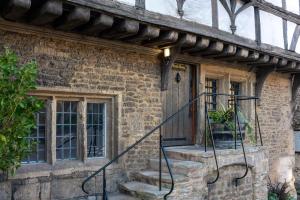 Basic Double Room Coach- George Inn room in The George Inn & Plaine