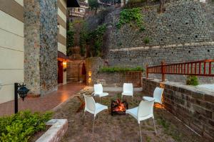 ELIVAAS Wisteria luxe 4BHK Entire Home in Kasauli