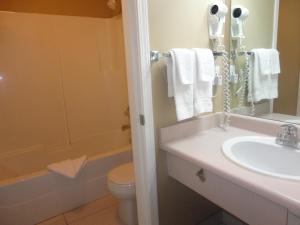 Super 8 by Wyndham West Kelowna BC