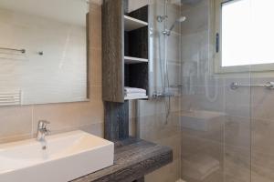 Hotels The Originals Boutique, Hotel Les Strelitzias : photos des chambres