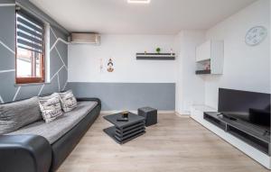 2 Bedroom Lovely Apartment In Pula
