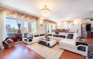 3 Bedroom Lovely Apartment In Sukosan 