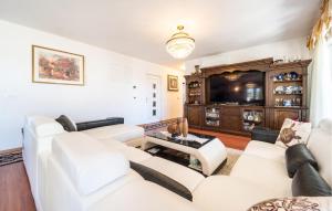 3 Bedroom Lovely Apartment In Sukosan 