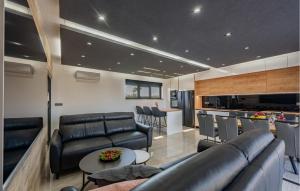 5 Bedroom Beautiful Home In Privlaka