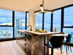 Sky High 3 Beds Apartment