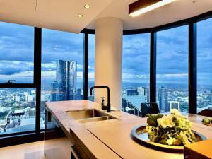 Sky High 3 Beds Apartment