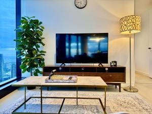 Sky High 3 Beds Apartment