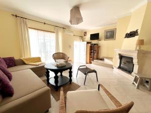 Central Tavira Townhouse close to Riverside: 2BR