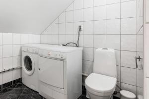 New! Well Eqipped Three Bedroom Penthouse!