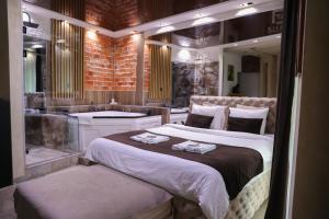 Design Apartment GRAND SPA LUX 4 STAR "MALIBU" Completely PRIVATE Wellness & Spa FREE INCLUDED Jacuzzi & Salt Wall & Fire place & 3D Ceilings & Business WiFi & NETFLIX & LED Lights & Keyless code entry & FULL SMART APP & SECURE 2 Parking place