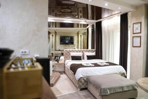 Design Apartment GRAND SPA LUX 4 STAR "MALIBU" Completely PRIVATE Wellness & Spa FREE INCLUDED Jacuzzi & Salt Wall & Fire place & 3D Ceilings & Business WiFi & NETFLIX & LED Lights & Keyless code entry & FULL SMART APP & SECURE 2 Parking place