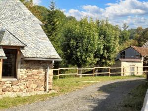 Maison spacieuse à Castelnau-de-Mandailles avec cheminée 250 m²