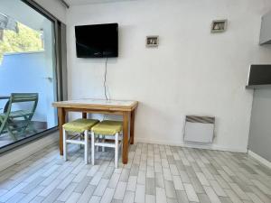 STUDIO CABINE 4 PERSONNES AVEC TERRASSE ET PLACE DE PARKING PRIVATIVE