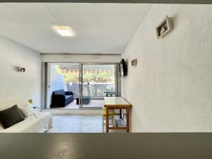 STUDIO CABINE 4 PERSONNES AVEC TERRASSE ET PLACE DE PARKING PRIVATIVE