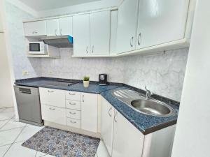 NEW OCEAN SYMPHONY APARTMENT WITH TERRACE, Los Cristianos, Tenerife