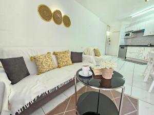 NEW OCEAN SYMPHONY APARTMENT WITH TERRACE, Los Cristianos, Tenerife