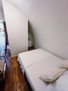 B&B / Chambres d'hotes ABBAYE DE BLANCHELANDE : Petite Chambre Double