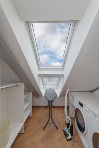 Elegant 2 BD Apartment with terrace by Domvia