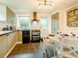 2 Bed in Aberporth 85444