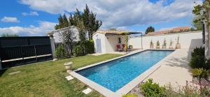 Maisons de vacances Tres joli mazet Piscine privee Beau jardin cloture Entierement privatise 5' a pied du centre : Maison 2 Chambres