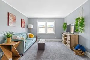 Norwood Park/Edison Park! Workstation & In-unit Laundry! 2nd Floor Apt - Niles