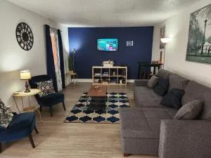 Centauri Vacation Rentals Beautiful 2-bedroom condo, near all Orlando attractions, free parking & Wi-Fi, King bed - Oak Ridge