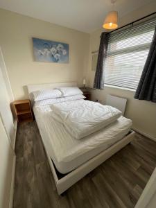 192, Two bed newly refurbished chalet on Sund0wner Holiday Park - Sleeps 5, pet friendly - Includes electricity, bed linen and towels - Entertainment options close by