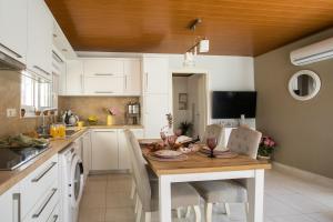 Sea Breeze & Nature villa with pool and hot jaguzzi near the sea