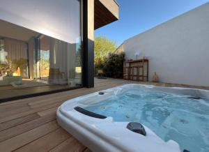 Maisons de vacances Lodge Valbelle, maison independante avec jacuzzi : photos des chambres