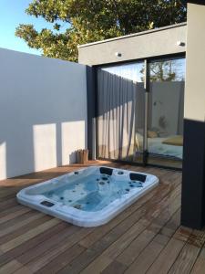 Maisons de vacances Lodge Valbelle, maison independante avec jacuzzi : photos des chambres