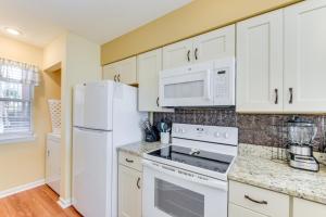 5 Mi to Beach Myrtle Beach Condo with Pool Access!