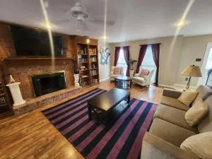 Large near Shops/Dining & easy access to freeway - Cordova