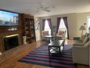 Large near ShopsDining & easy access to freeway