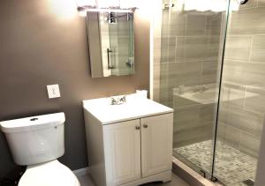 Beautiful Guesthouse, Sleeps 4 - Kitchen, Private Laundry, AC, Parking, 65 TV, Close to Stores, Restaurants & Beach