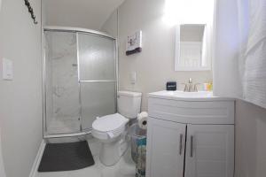 Chic Oasis: 3BR, 2BA, Private Deck