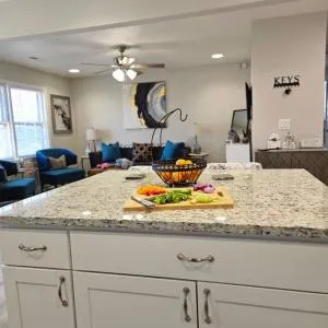 Chic Oasis: 3BR, 2BA, Private Deck - غوس كريك