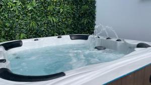 Private Luxury By The Sea, With A Personal Gym, Hot Tub, And Free Parking!