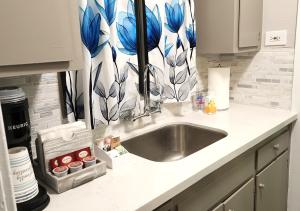 Beautiful Guesthouse, Sleeps 4 - Kitchen, Private Laundry, AC, Parking, 65 TV, Close to Stores, Restaurants & Beach