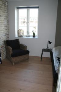 Single Room with Shared Shower and Toilet room in Brohuspark