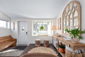 Light Bright Stylish PRIVATE Home - Whitworth