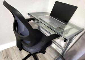 Beautiful Guesthouse, Sleeps 4 - Kitchen, Private Laundry, AC, Parking, 65 TV, Close to Stores, Restaurants & Beach