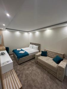 Triple Room with Balcony room in Center Deluxe Garni Hotel
