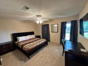 Peaceful & Elegant Sleeps 16 with Pool Near Mall