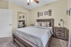 Comfy Condo with Heated Pool and Gym