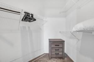 Comfy Condo with Heated Pool and Gym